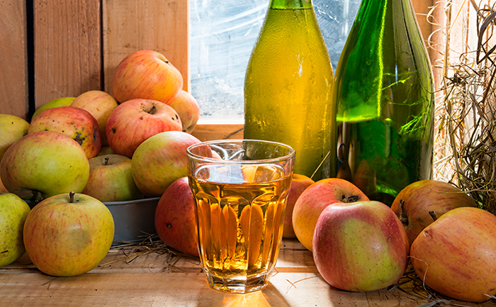 I benefici di bere acqua e aceto di mele