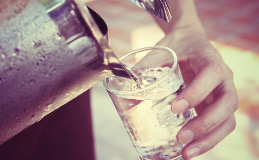 Bere acqua durante i pasti ha dei benefici