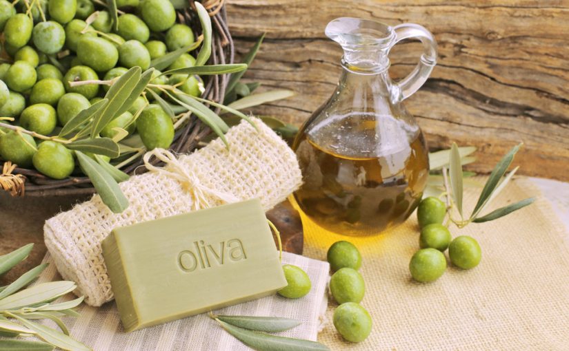 Usa l'olio di oliva come rimedio naturalle per i tuoi capelli secchi