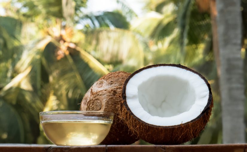 L'olio di cocco ripara i capelli danneggiati