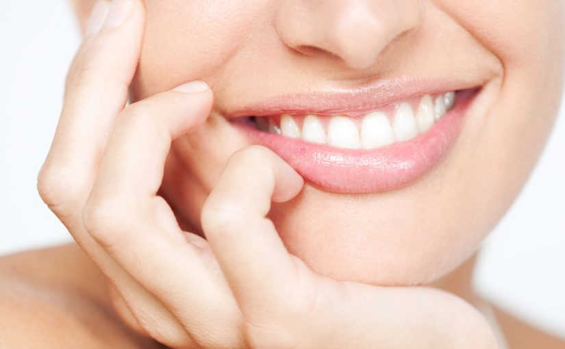 Rendi i tuoi denti bianchissimi con i rimedi naturali