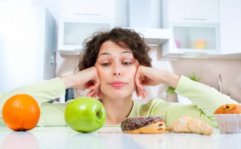 Le ragioni per cui mangiare gli zuccheri mette sonnolenza