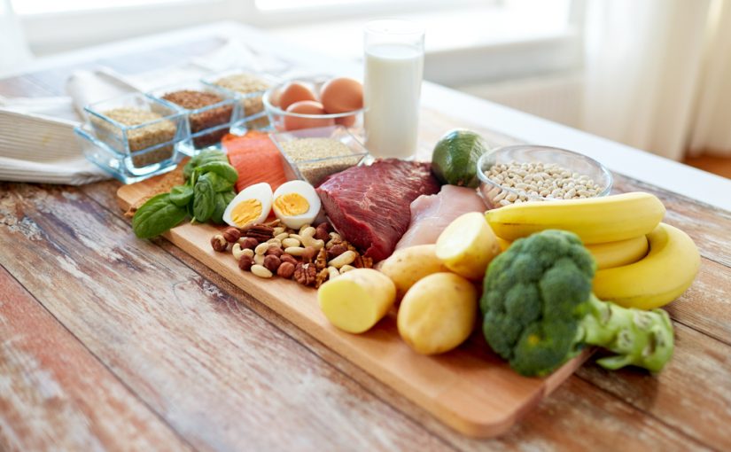 Bisogna mangiare proteine o carboidrati a cena?